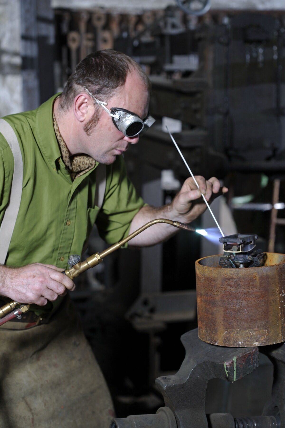Thomas Beckert beim Schmieden einer Koppelschliesse
