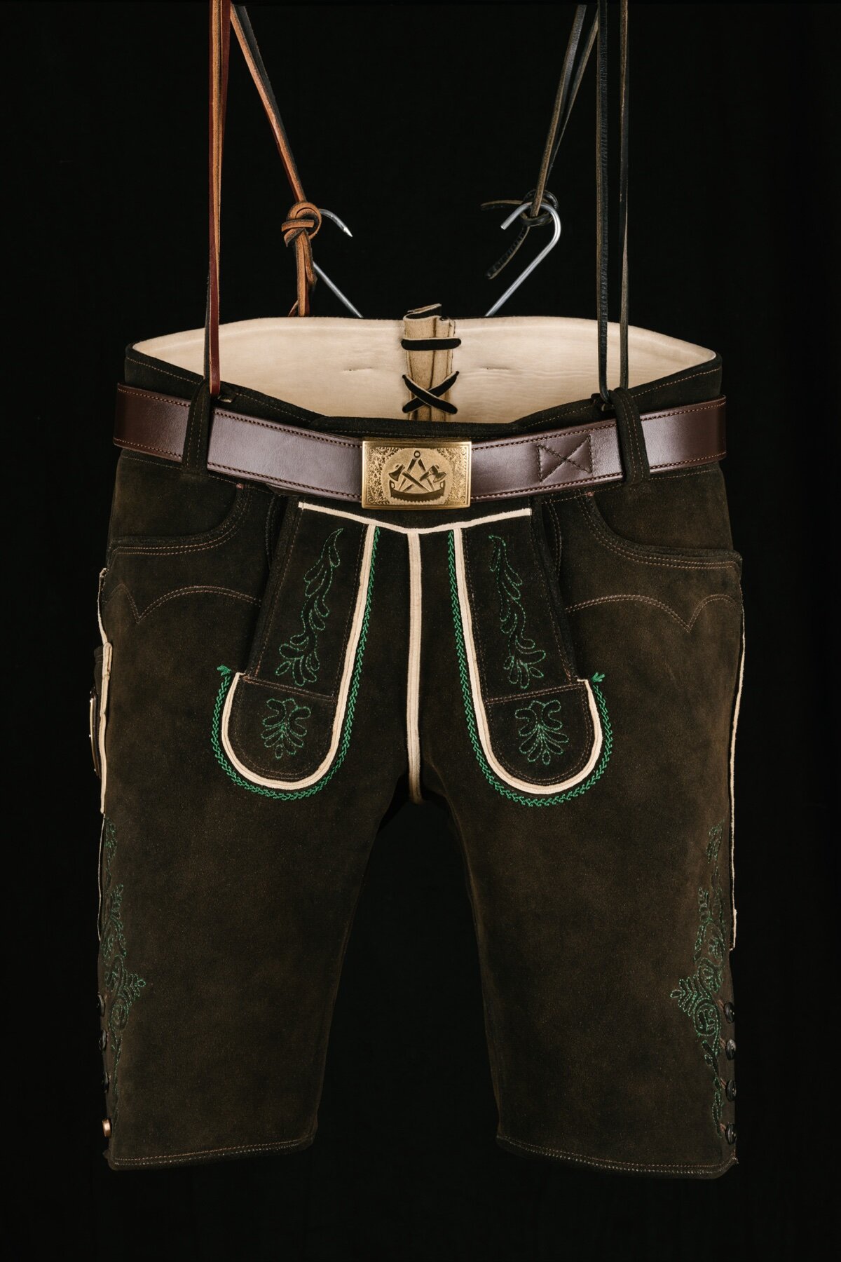 Lederhose mit Koppelgürtel und Stickerei