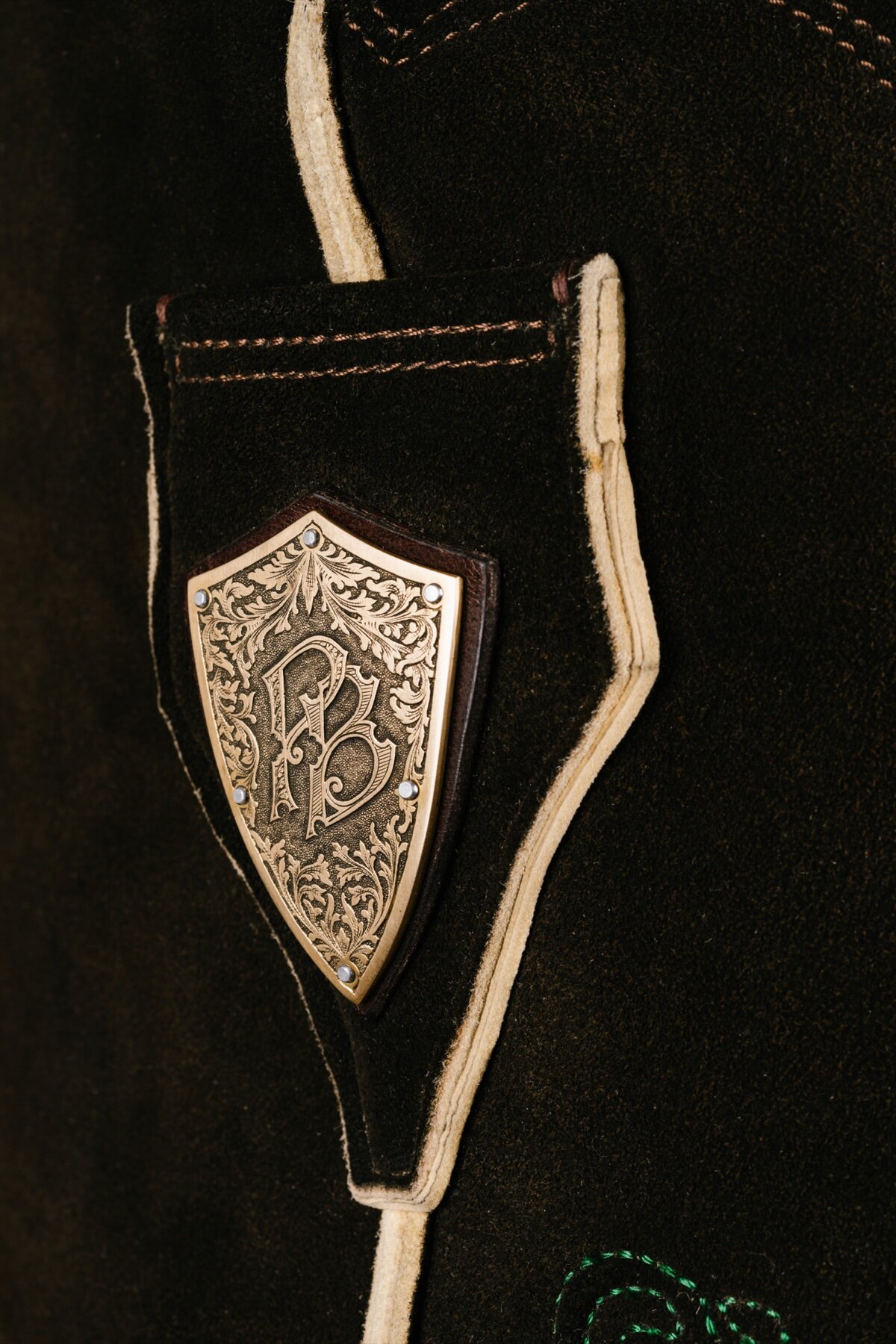 Monogramm-Schild auf Lederhose