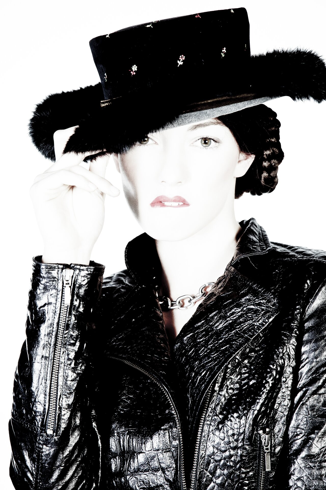 Portrait mit Lederjacke und Hut